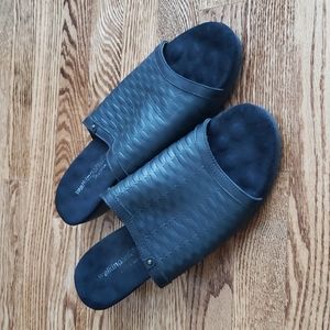 (13) Walking Cradles Low Heel Slides Comfy Vacation Relaxed Summer Poolside